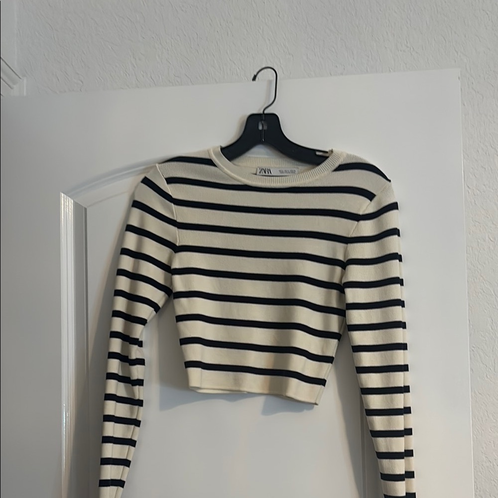 Zara Cream and Black Cropped Fitted Hoodie
